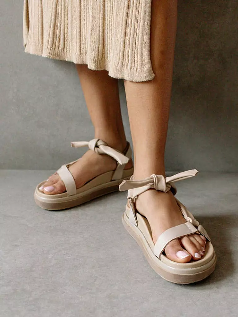 ALOHAS | Sandalen Tied Together | beige