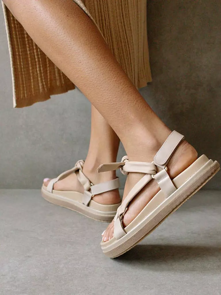 ALOHAS | Sandalen Tied Together | beige