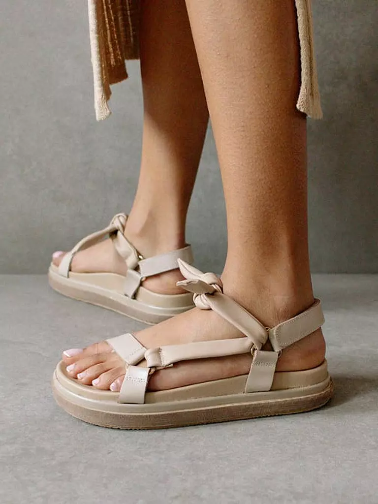 ALOHAS | Sandalen Tied Together | beige