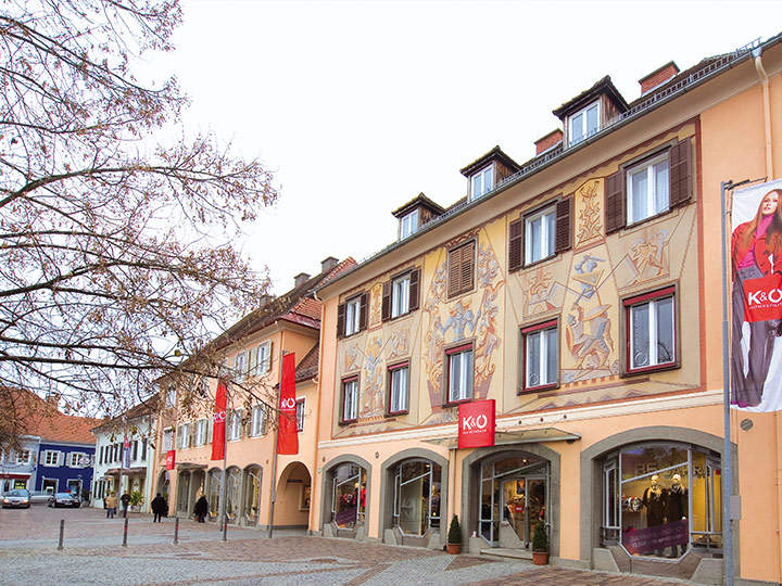 Am schönen Hauptplatz im Zentrum von Fürstenfeld lädt die K&Ö Filiale zu einem Einkaufsbummel ein