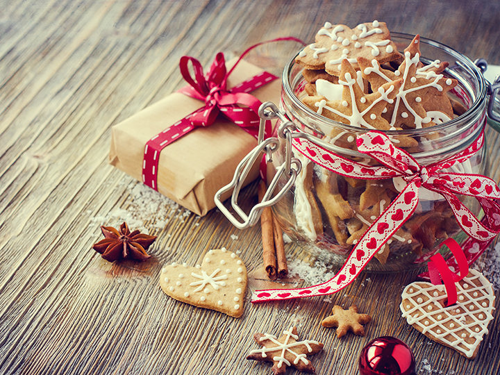 Christmas gingerbread cookies, vintage festive rustic table deco