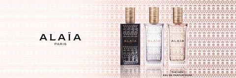 Drei Flaschen Alaïa Paris-Parfüm werden vor einem gemusterten Hintergrund präsentiert. Der Text lautet „Alaïa Paris“ und in der unteren rechten Ecke „The New Eau de Parfum Nude“.