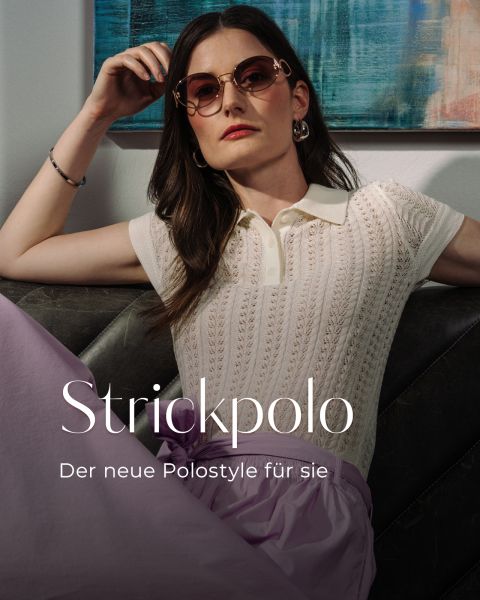 Frau mit Sonnenbrille und weißem Strick-Poloshirt sitzt auf einem dunklen Sofa. Der deutsche Text lautet: "Strickpolo. Der neue Polostyle für sie.