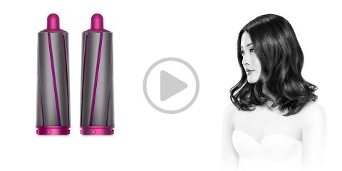 Bild mit zwei Haarstyling-Aufsätzen mit rosa Akzent auf der linken Seite und einer Frau mit welligem Haar auf der rechten Seite. In der Mitte befindet sich ein Play-Button-Symbol. Die Frau ist schwarz-weiß.