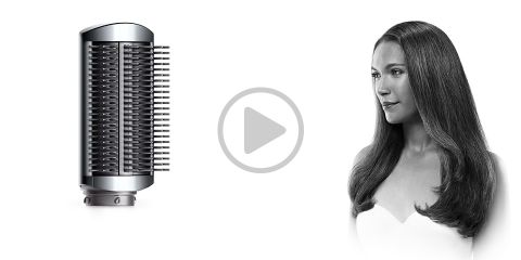 Links ist ein Haarstyling-Tool mit Borsten zu sehen, rechts eine Frau mit langen, glatten Haaren. In der Mitte zwischen ihnen befindet sich ein Play-Button-Symbol. Das Bild ist schwarzweiß.