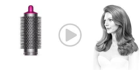 Rechts ist eine Frau mit voluminösem, gestyltem Haar zu sehen, links ein Haarstyling-Werkzeugaufsatz mit Borsten. In der Mitte zwischen ihnen befindet sich eine Play-Taste. Das Bild ist schwarz-weiß mit rosa Highlights auf dem Werkzeug.