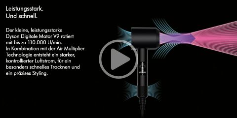 Ein Bild eines Haartrockners mit digitalem Motor Y9 von Dyson. Der Haartrockner stößt Luft mit Farbeffekten aus, was die Luftstromtechnologie veranschaulicht. Ein Text neben dem Haartrockner beschreibt seine Funktionen auf Deutsch und betont Leistung, Geschwindigkeit und Styling-Fähigkeiten.