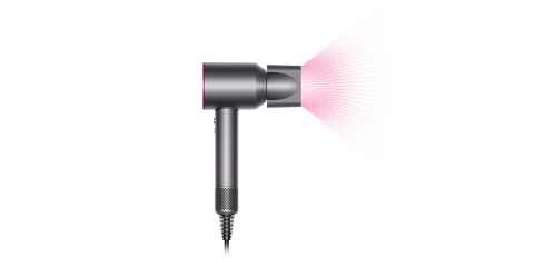 Ein eleganter, moderner Haartrockner mit metallischem Finish, im Profil dargestellt. Er ist eingeschaltet, strahlt ein rotes Licht aus und das Kabel ist an der Unterseite sichtbar.