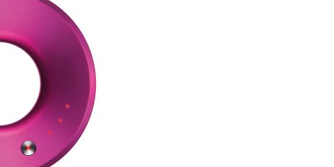 Nahaufnahme eines rosa runden Objekts vor weißem Hintergrund mit drei kleinen leuchtend roten Punkten und einem metallischen Knopf. Das Design ist abstrakt und modern.
