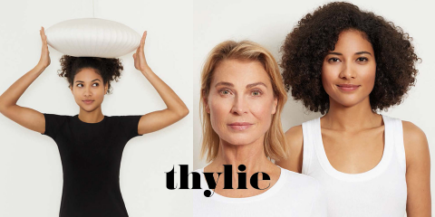 Zwei Bilder nebeneinander. Links: Eine Frau in einem schwarzen Hemd hält verspielt einen weißen Hut über den Kopf. Rechts: Zwei Frauen stehen dicht beieinander, eine mit kurzen blonden Haaren in Weiß und die andere mit lockigem Haar, ebenfalls in Weiß gekleidet. Unten ist das Wort „thylie“ aufgedruckt.