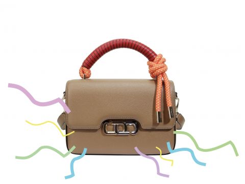 Eine stilvolle beige Handtasche mit einem strukturierten roten Griff und einem orangefarbenen gepunkteten Band an der Seite. Der Hintergrund ist weiß mit bunten Schnörkellinien um die Tasche herum, die ihr eine verspielte Note verleihen.