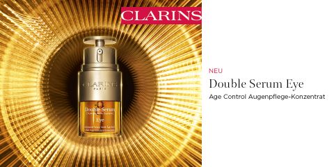 Die goldene Flasche Clarins Double Serum Eye ist auf einem strahlenden, goldenen Hintergrund zentriert. Der Text rechts lautet „NEU Double Serum Eye Age Control Augenpflege-Konzentrate“. Oben im Bild ist ein Clarins-Logo zu sehen.
