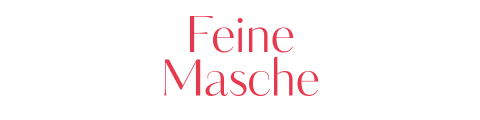 Das Bild zeigt den Schriftzug „Feine Masche“ in edler roter Schrift auf transparentem Hintergrund.
