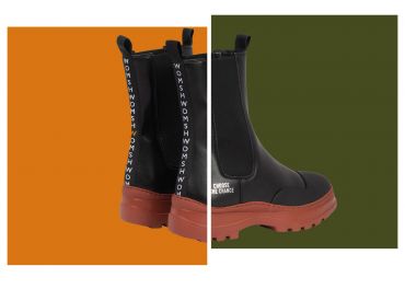 Ein Paar schwarze Chelsea-Stiefel mit dicken braunen Sohlen ist in zwei Teile auf orangefarbenem und grünem Hintergrund geteilt. Der Text „WOMSH“ und „CHOOSE THE CHANGE“ ist seitlich und hinten auf die Stiefel gedruckt.