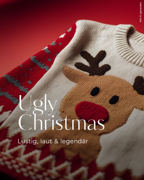 Ein beiger Weihnachtspullover mit einem großen Rentiergesicht, roter Nase und braunem Geweih liegt auf einer roten Fläche. Der weiße Text lautet "Ugly Christmas" und "Lustig, laut & legendär".