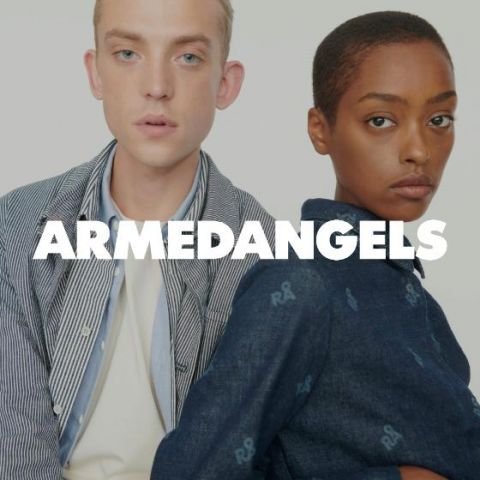 Zwei Models posieren vor einem schlichten Hintergrund und tragen lässige Streifen- und Jeanshemden. Über dem Bild ist der Text „ARMEDANGELS“ zu sehen.
