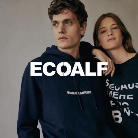 Ein Mann und eine Frau in Ecoalf-Sweatshirts stehen dicht beieinander und blicken selbstbewusst in die Ferne. Der Text „Ecoalf“ ist deutlich über dem Bild zu sehen. Ihre Kleidung trägt umweltbezogene Botschaften.