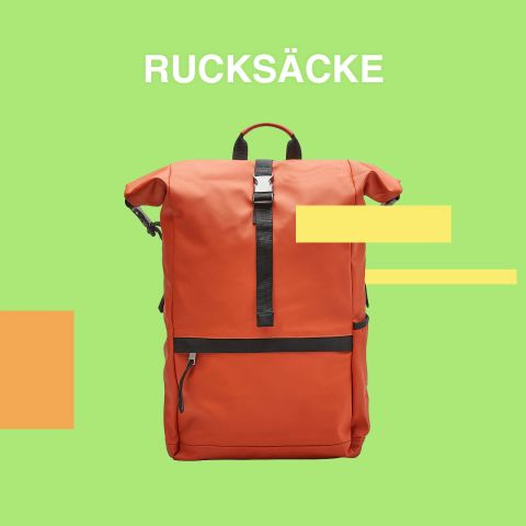 Auf hellgrünem Untergrund steht zentriert ein orangefarbener Rucksack mit schwarzen Riemen. Darüber ist in weißer Schrift das Wort „Rucksäcke“ abgebildet. An den Seiten sind dekorative farbige Rechtecke in Orange und Gelb platziert.