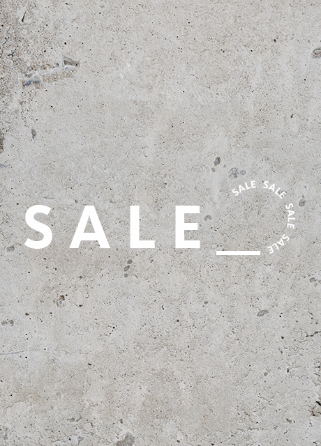 Minimalistischer grauer Betontexturhintergrund mit dem Wort „SALE“ in fetten weißen Buchstaben. Der kreisförmig wiederholte Text „SALE“ in der Ecke sorgt für optisches Interesse.