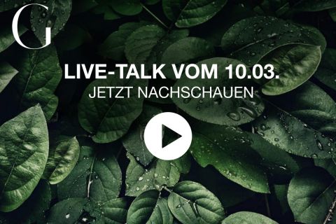 Vor einem Hintergrund aus üppigen grünen Blättern mit Wassertropfen ist ein Play-Button-Symbol zentriert. Der Text lautet: „LIVE-TALK VOM 10.03. JETZT NACHSCHAUEN“ mit einem stilisierten Buchstaben „G“ in der oberen linken Ecke.