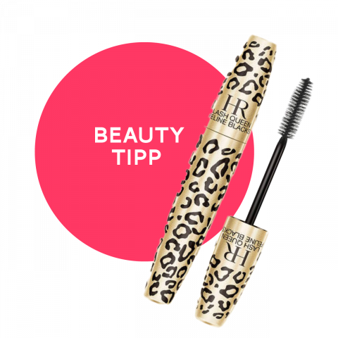 Nahaufnahme eines Kosmetikprodukts mit Verpackung im Leopardenmuster. Die Mascara-Tube ist geöffnet und gibt den Blick auf die Bürste frei. Dahinter ist ein großer rosa Kreis mit dem Text „BEAUTY TIPP“ zu sehen.
