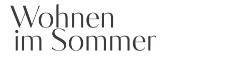 Der Text in Schwarz lautet „Wohnen im Sommer“ auf weißem Hintergrund.