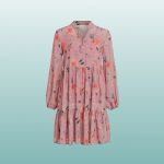 Vor einem hellblauen Hintergrund ist ein rosafarbenes Blumenkleid mit langen Ärmeln und Stufenrock zu sehen. Das Kleid hat eine Schleife am Kragen und ein Muster aus orangefarbenen und grünen Blumen.