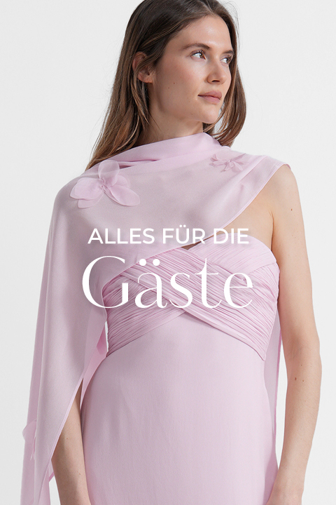 Frau in einem hellrosa Kleid mit einem durchsichtigen Schal und Blumendetails, die zur Seite schaut. Der deutsche Text "Alles für die Gäste" überlagert das Bild.