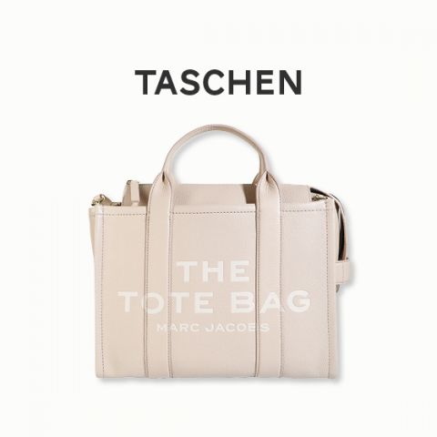 Beigefarbene Einkaufstasche mit dem Aufdruck „THE TOTE BAG MARC JACOBS“ auf der Vorderseite. Die Tasche hat zwei kurze Griffe und einen abnehmbaren Schultergurt. Der Hintergrund ist weiß und über der Tasche steht das Wort „TASCHEN“.