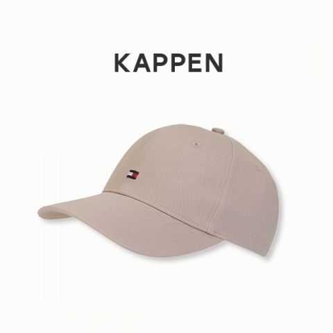 Beige Baseballkappe mit kleinem Logo auf der Vorderseite. Über der Kappe ist auf einfarbigem Hintergrund der Text „KAPPEN“ zu sehen.