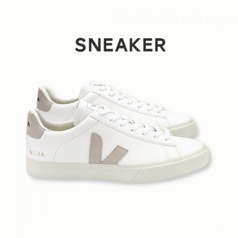 Ein Paar weiße Sneaker mit beigen Akzenten und dem Markennamen „VEJA“ an der Seite. Die Sneaker haben weiße Sohlen und sind auf weißem Hintergrund abgebildet, oben steht das Wort „SNEAKER“.