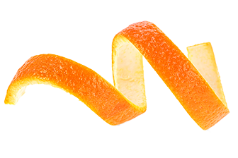 Ein spiralförmiger Streifen leuchtender Orangenschale auf weißem Hintergrund.