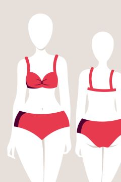 Abbildung von zwei Schaufensterpuppen in roten zweiteiligen Badeanzügen. Die linke Figur trägt ein Design mit gedrehtem Oberteil, während die rechte Figur ein schlichteres Design mit geradem Oberteil hat. Beide tragen passende Badehosen vor einem beigen Hintergrund.