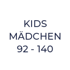 Auf weißem Grund steht in fetten, dunkelblauen Lettern „KIDS MÄDCHEN 92 – 140“ und gibt damit die Konfektionsgrößen für Mädchen an.