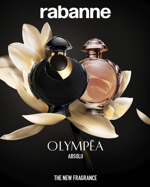 Zwei Flaschen des Parfüms Rabanne Olympéa ABSOLU, eine schwarze und eine rosa, sind vor einer blühenden weißen Blume auf dunklem Hintergrund ausgestellt. Der Text lautet: „Rabanne OLYMPÉA ABSOLU – DER NEUE DUFT.“.
