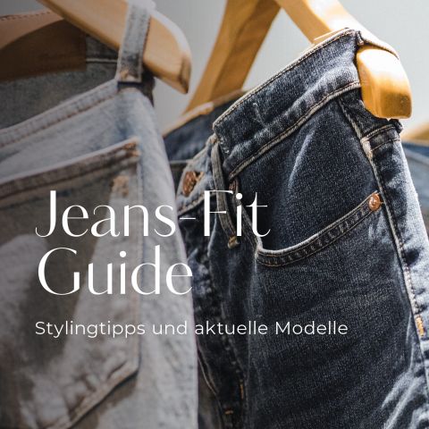Nahaufnahme von zwei Paar Bluejeans, die auf hölzernen Kleiderbügeln hängen. Der Text auf dem Bild lautet „Jeans Fit Guide“ und „Stylingtipps und aktuelle Modelle“.