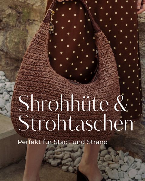 Frau in einem braunen gepunkteten Kleid hält eine geflochtene Strohtasche, mit Text: "Strohhüte & Strohtaschen. Perfekt für Stadt und Strand.