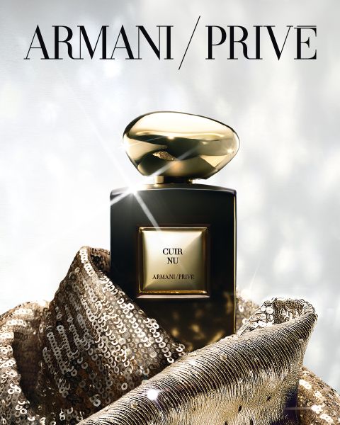Ein eleganter schwarzer Parfümflakon mit der Aufschrift "Cuir Nu Armani/Privé" und einer goldenen Kappe steht auf einem schimmernden goldenen Paillettenstoff. Der Hintergrund ist hell und elegant, mit dem Schriftzug "Armani/Privé" an der Spitze.