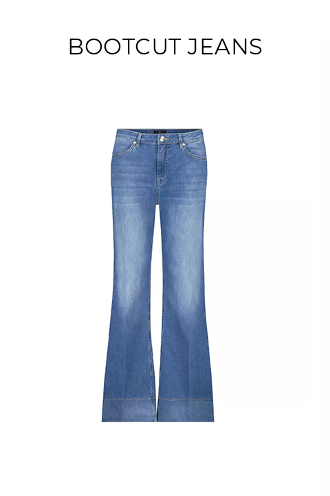 Bild einer Bootcut-Jeans vor weißem Hintergrund. Die Jeans ist mittelblau mit leicht verwaschenem Look, hat ein klassisches Five-Pocket-Design und eine Hosenschlitzleiste mit Knöpfen. Über dem Bild steht der Text „BOOTCUT JEANS“.