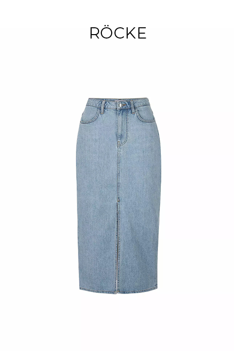 Auf einem schlichten weißen Untergrund ist ein blauer Jeans-Midirock mit Schlitz vorne und klassischem Five-Pocket-Design zu sehen. Darüber ist der Schriftzug „RÖCKE“ aufgedruckt.