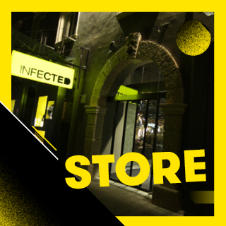 Ladeneingang bei Nacht mit einem Steintorbogen und Neonschildern. Die Wörter „INFECTED“ und „STORE“ sind in fetten gelben Buchstaben vor einem dunklen Hintergrund mit gelbem Rand deutlich zu erkennen.