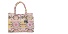 Eine farbenfrohe Einkaufstasche mit einem geometrischen Muster in Rosa, Gelb und Schwarz. Sie hat zwei Griffe und an einem davon hängt ein Anhänger in Elefantenform. Der Hintergrund ist weiß.