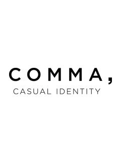 Auf weißem Hintergrund steht in schwarzer Schrift „COMMA“ in Großbuchstaben und fetter Schrift, darunter in kleineren, dünnen Großbuchstaben „CASUAL IDENTITY“.