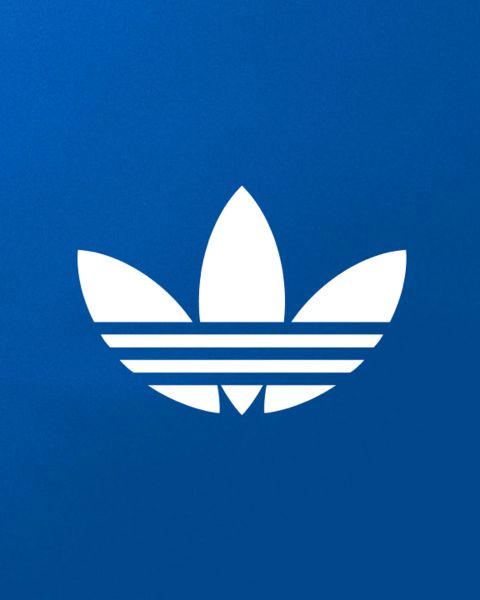 Das Bild zeigt das weiße Adidas-Trefoil-Logo mit drei Blättern und drei horizontalen Streifen, zentriert auf einem einfarbig blauen Hintergrund.