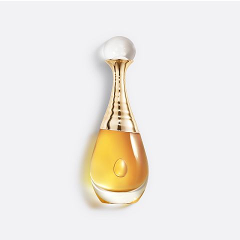 Ein Parfümflakon in Tropfenform mit Farbverlauf von Gold zu klarem Glas. Der Flakon hat einen weißen, runden Deckel und enthält eine goldene Flüssigkeit, die vor einem schlichten hellen Hintergrund zu sehen ist.