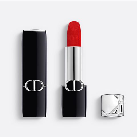 Ein luxuriöser schwarzer Lippenstift mit silbernen Akzenten, teilweise geöffnet, um den leuchtend roten Lippenstift freizugeben. Die Kappe liegt daneben auf einem weißen Hintergrund.