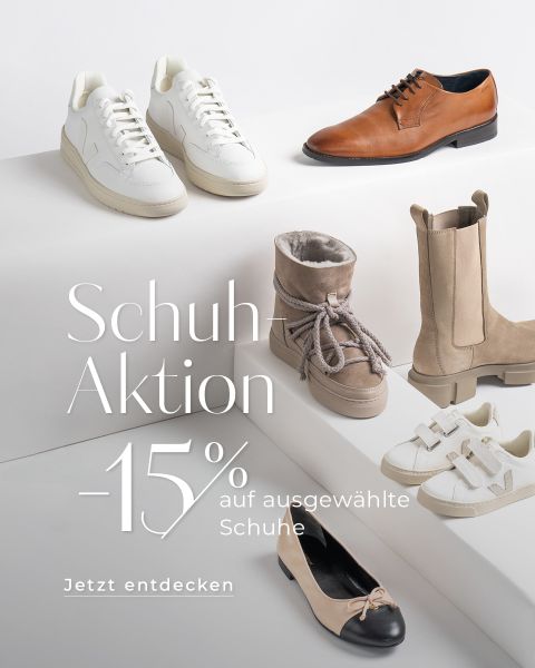 Eine Sammlung von sechs Schuhen wird ausgestellt: weiße Turnschuhe, braune Abendschuhe, beige Stiefeletten, pelzgefütterte Stiefel, weiße Turnschuhe mit Klettverschluss und schwarze Ballerinas. Text lautet: „Schuh-Aktion -15 % auf ausgewählte Schuhe. Jetzt entdecken.“.