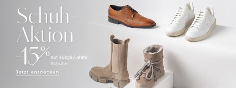 Werbung mit vier Paar Schuhen: braune Lederschuhe, weiße Turnschuhe, beige Chelsea-Stiefel und beige Pelzstiefel. Der Text lautet „Schuh-Aktion -15 % auf ausgewählte Schuhe Jetzt entdecken“ und wirbt für einen Schuhverkauf.