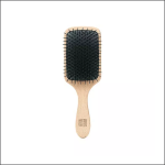Eine hölzerne Paddle-Haarbürste mit schwarzem, gepolstertem Sockel und schwarzen Borsten, dargestellt auf weißem Hintergrund.