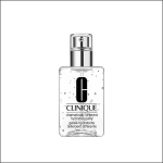Eine durchsichtige Flasche Clinique Dramatically Different Hydrating Jelly mit Pumpspender, sichtbaren Luftblasen und schwarzem Markentext auf der Vorderseite vor einem weißen Hintergrund.